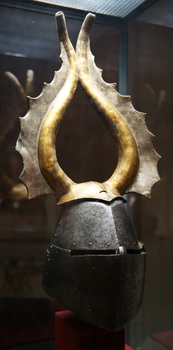 Топфхельм Альберта фон Пранка, 14 век (Музей истории искусств, Вена). Показывает стиль шлемов, часто используемый рыцарями Тевтонского Ордена.