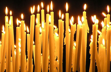 Много горящих церковных свечей