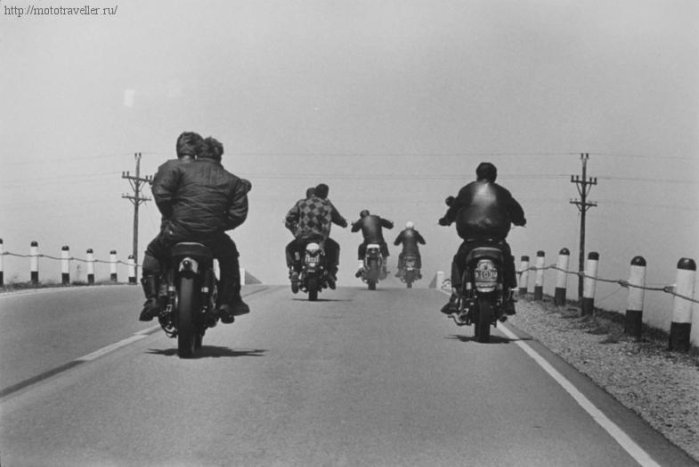 Мотоциклы едут по шоссе 12