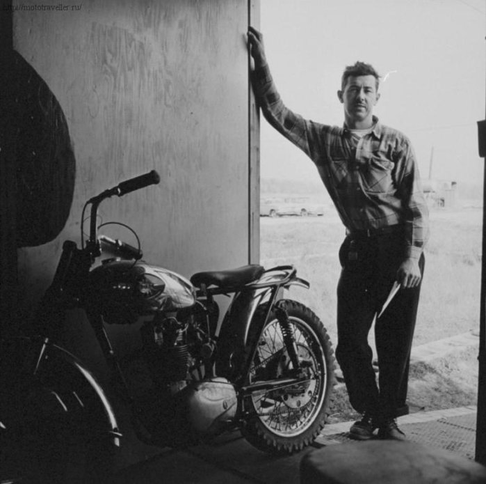 Мотоцикл в гараже