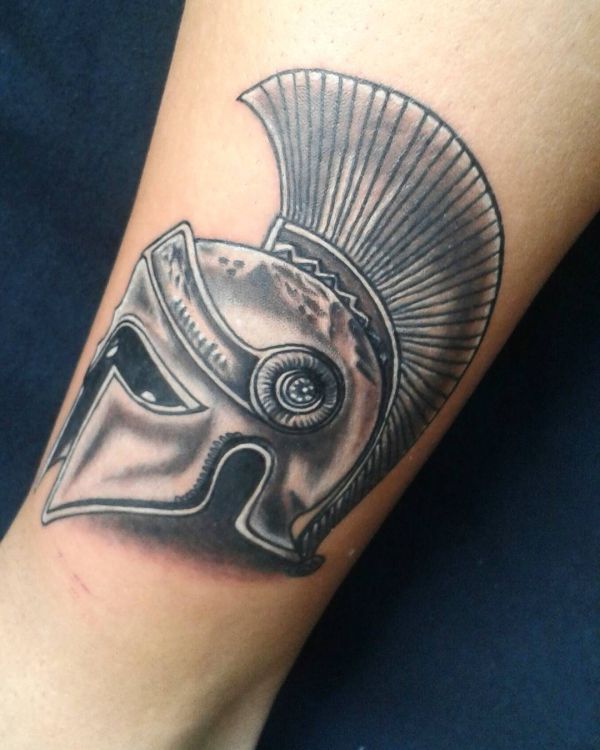 Римская тату в виде шлема гладиатора