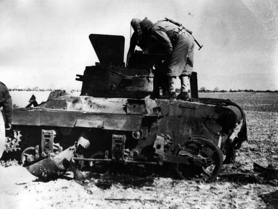 ​Бойцы ЦАХАЛ разглядывают побитый египетский Locust, декабрь 1948 года - Стальная саранча | Военно-исторический портал Warspot.ru