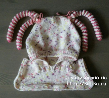 Шапка - шлем для девочки спицами. Работа Александры Карвелис вязание и схемы вязания