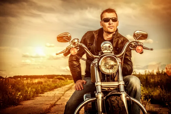 Мотоциклист на мотоцикле — стоковое фото