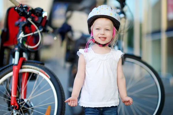 Маленькая девочка в мотоцикл шлем — стоковое фото