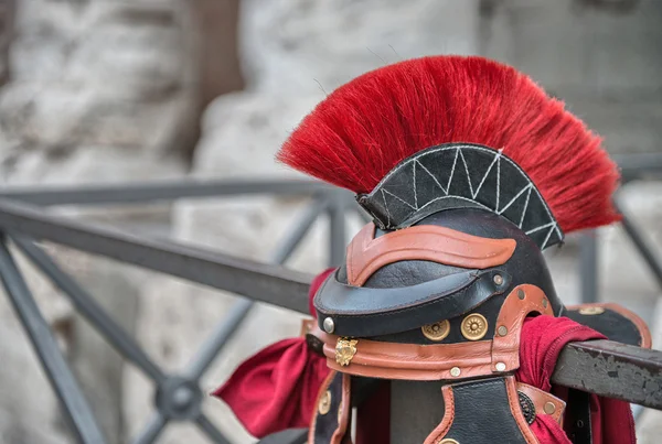 Шлем центуриона на улицах Рима — стоковое фото