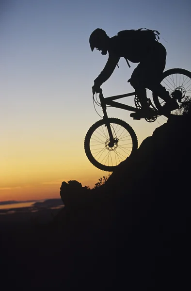 Горный байкер езда вниз по склону — стоковое фото