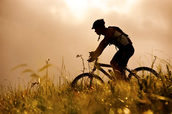 Горный велосипед человек на открытом воздухе — стоковое фото