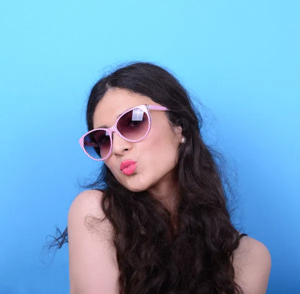 Портрет женщины с ретро очки, отправив kiss против синий b — стоковое фото