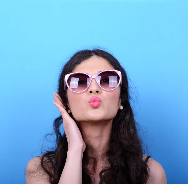Портрет женщины с ретро очки, отправив kiss против синий b — стоковое фото