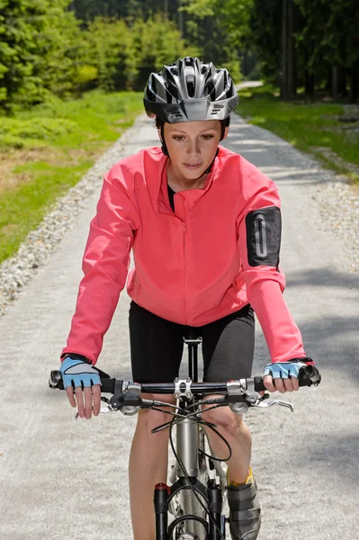 Женщина верхом горы велосипед сельской местности солнечный путь — стоковое фото