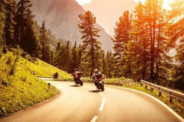 Группа мотоциклистов на горной дороге — стоковое фото