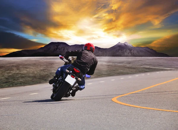 Вид сзади молодой человек езда мотоцикл в асфальт дорога кривая w — стоковое фото
