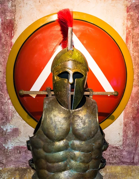 Спартанский шлем, броня и щит — стоковое фото