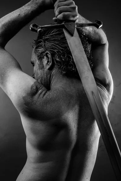 Сталь, дикий воин с огромный металлический меч — стоковое фото