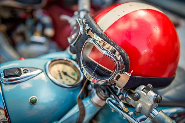 Старинный шлем мотоцикла — стоковое фото