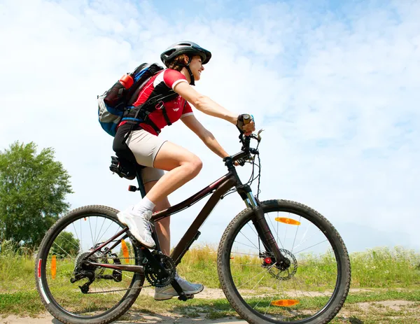 Счастливая молодая женщина, ездящая на велосипеде снаружи. здоровый образ жизни — стоковое фото