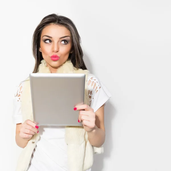 Молодые битник брюнетка женщина с использованием цифрового планшета — стоковое фото