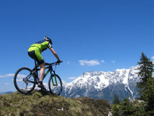Mountainbiker в Альпах — стоковое фото