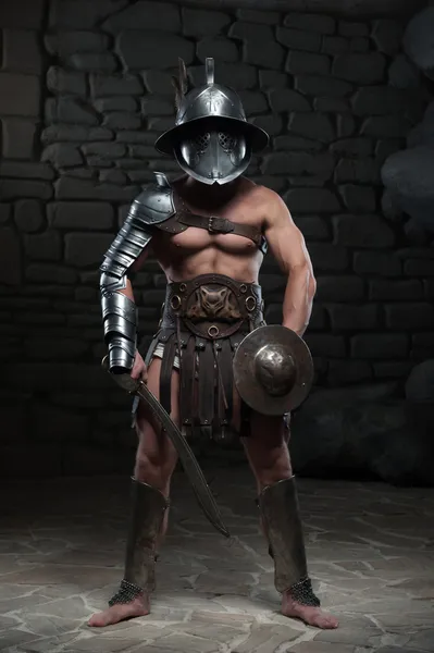 Гладиатор в шлем и щитки, мечом — стоковое фото