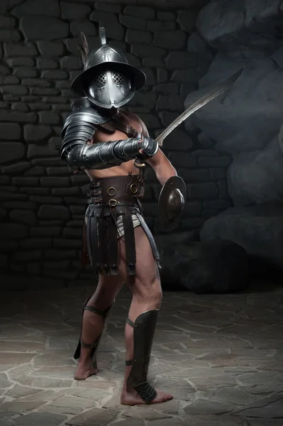 Гладиатор в шлем и щитки, мечом — стоковое фото