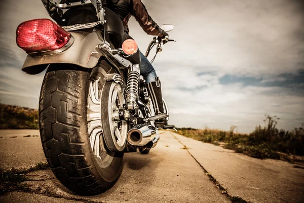 Девочка мотоциклиста, едущая на мотоцикле — стоковое фото