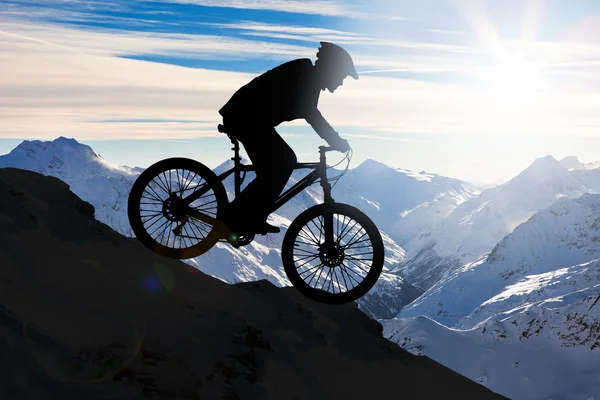 Велоспорт на горе человек — стоковое фото
