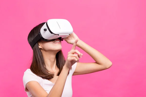 Женщина опыт через устройство виртуальной реальности — стоковое фото