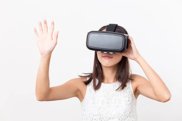 Женщина опыт виртуальной реальности — стоковое фото