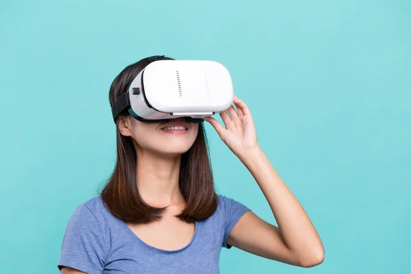 Женщина смотрит с виртуальной реальности — стоковое фото