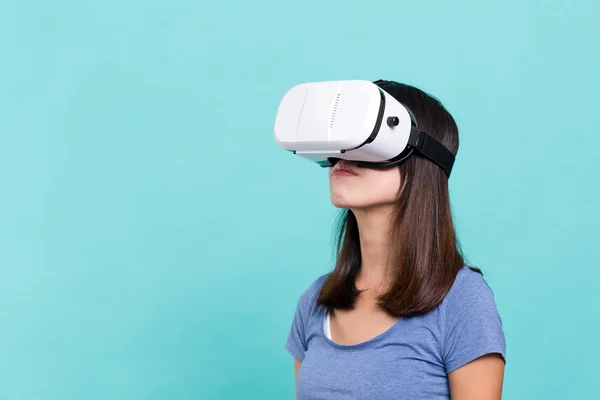 Женщина смотрит с виртуальной реальности — стоковое фото