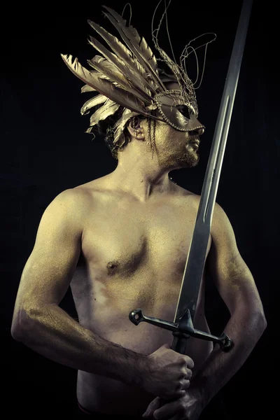 Воин со шлемом и мечом — стоковое фото