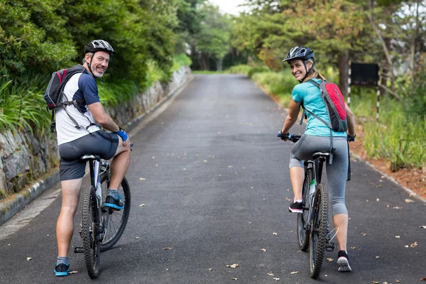 Спортивная(ый) пара Велоспорт на открытой дороге — стоковое фото