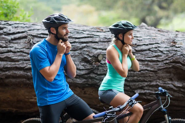 Спортивная(ый) пара носить велосипедный шлем — стоковое фото