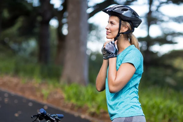 Женщины спортивная(ый) носить велосипедный шлем — стоковое фото