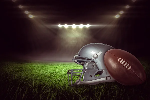 Составное изображение американского футбола шлем и мяч Стоковое Изображение