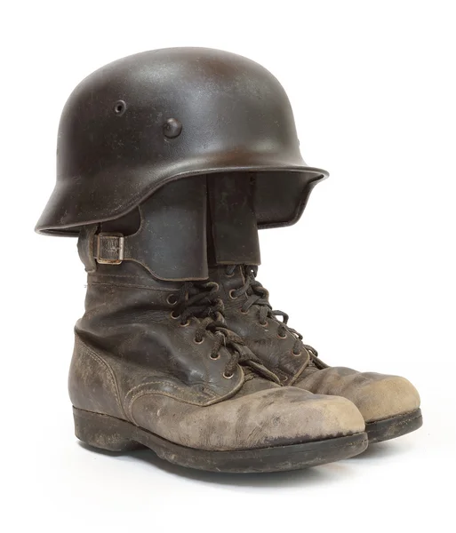 Ретро военный шлем и сапоги — стоковое фото