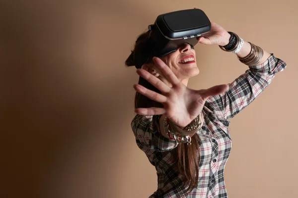 Женщина в шлем виртуальной реальности. Очки VR — стоковое фото