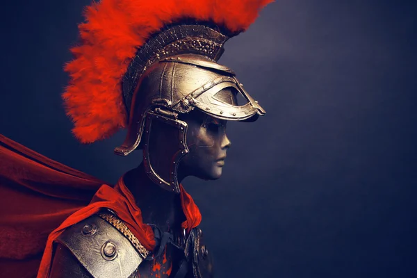 Манекен в шлеме с красные перья — стоковое фото