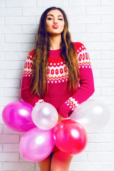 Молодая женщина в случайные модный свитер — стоковое фото