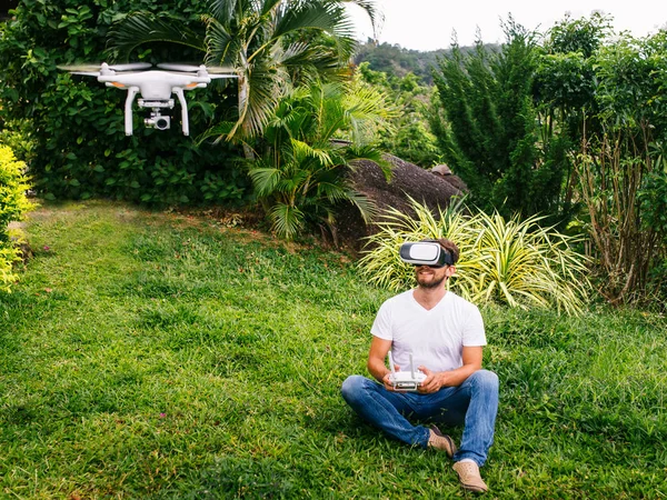 Человек управляет quadrocopter — стоковое фото