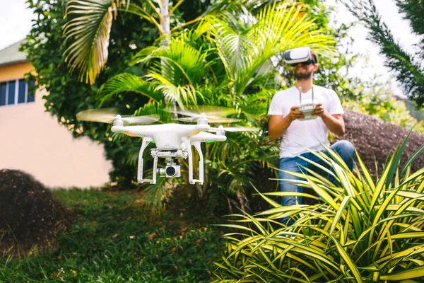 Человек управляет quadrocopter — стоковое фото