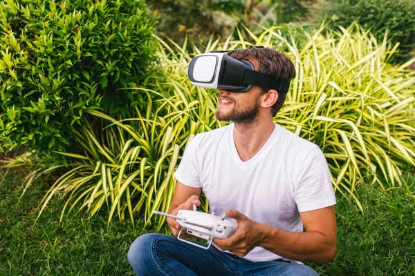 Человек в шлем виртуальной реальности — стоковое фото