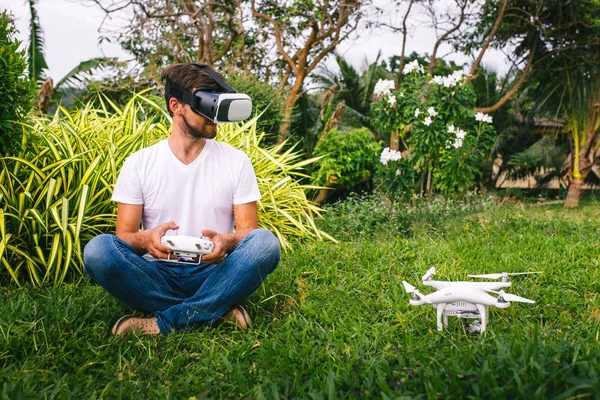 Человек в шлем виртуальной реальности — стоковое фото