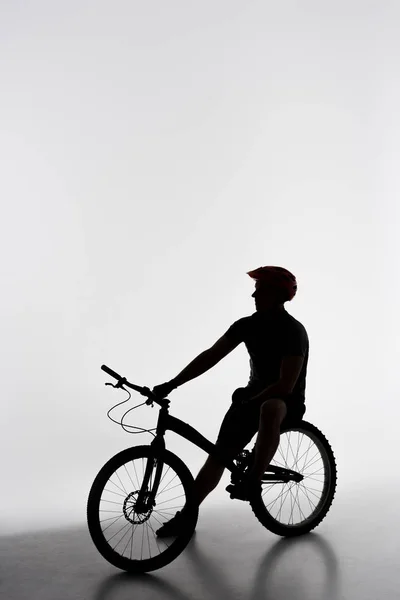 Силуэт Пробную Байкер Расслабляющий Велосипеде Белом — стоковое фото