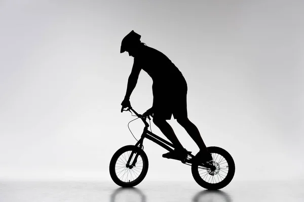 Силуэт Пробную Велосипедист Балансируя Велосипедов Белом — стоковое фото