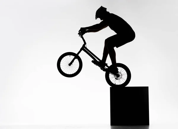 Силуэт Пробную Велосипедист Исполняет Заднее Колесо Балансируя Кубе Белом — стоковое фото