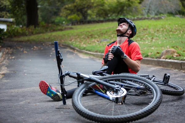 Мужской велосипедист получить травму — стоковое фото