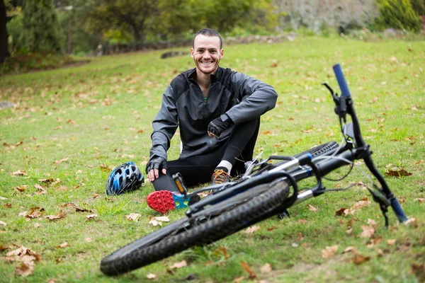 Мужской велосипедист в парке с горного велосипеда — стоковое фото