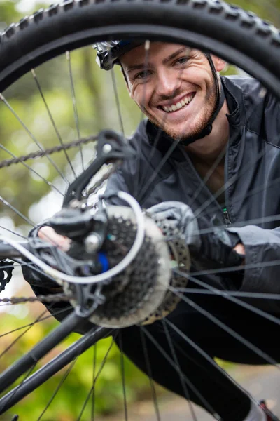 Мужской велосипедист, ремонт его горный велосипед — стоковое фото